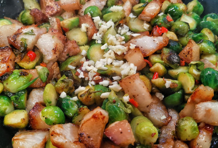 Фото шага рецепта Свиные щечки с брюссельской капустой 151514 шаг 21  