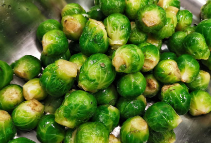 Фото шага рецепта Свиные щечки с брюссельской капустой 151514 шаг 5  