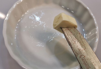 Фото шага рецепта Сыр бри с черешней и медом 173900 шаг 1  