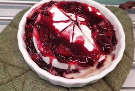 Фото шага рецепта Сыр бри с черешней и медом 173900 шаг 10  