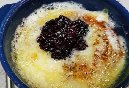 Фото шага рецепта Сыр бри с ягодным чатни 175382 шаг 11