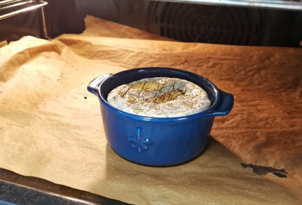 Фото шага рецепта Сыр бри с ягодным чатни 175382 шаг 4