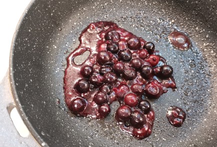 Фото шага рецепта Сыр бри с ягодным чатни 175382 шаг 5