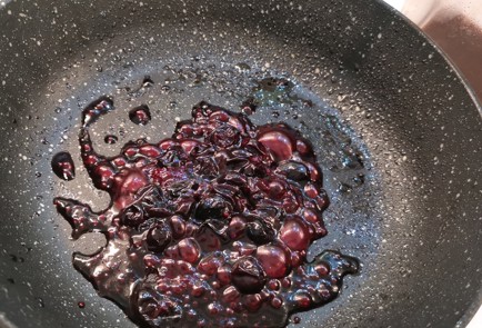 Фото шага рецепта Сыр бри с ягодным чатни 175382 шаг 7