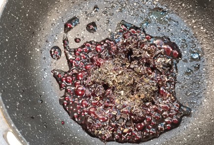 Фото шага рецепта Сыр бри с ягодным чатни 175382 шаг 8