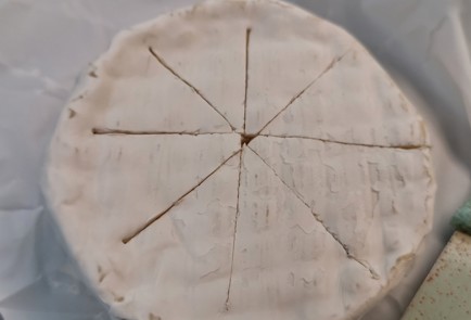 Фото шага рецепта Сыр бри с ягодным кремом 174434 шаг 1  