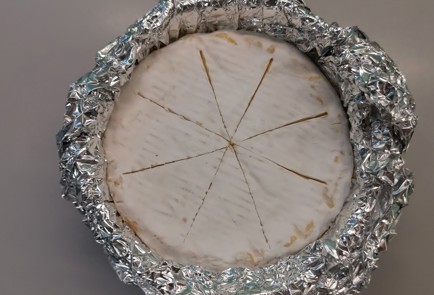 Фото шага рецепта Сыр бри запеченный с вишней 175189 шаг 2  