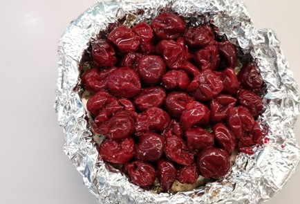 Фото шага рецепта Сыр бри запеченный с вишней 175189 шаг 6  