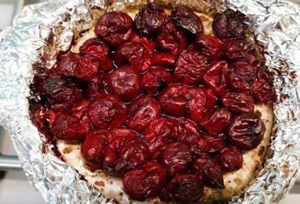 Фото шага рецепта Сыр бри запеченный с вишней 175189 шаг 9  