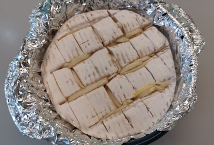 Фото шага рецепта Сыр бри запеченный в духовке 175950 шаг 4  