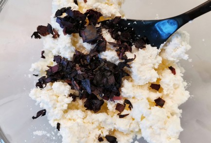 Фото шага рецепта Сыр филадельфия с красным базиликом 174153 шаг 11  