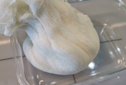 Фото шага рецепта Сыр филадельфия с красным базиликом 174153 шаг 6  