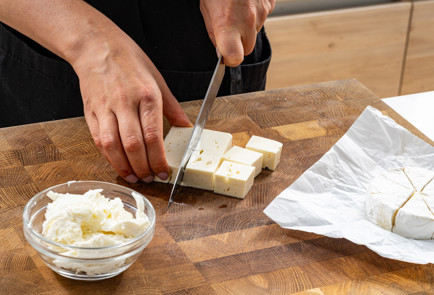 Фото шага рецепта Сыр с помидорами в духовке 190149 шаг 2