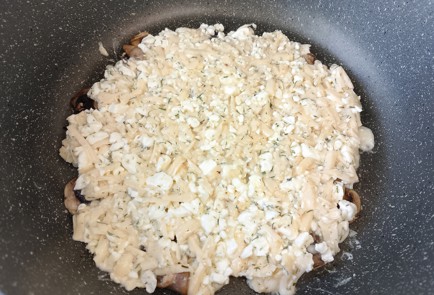 Фото шага рецепта Сырная лепешка с грибами 191304 шаг 10