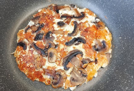 Фото шага рецепта Сырная лепешка с грибами 191304 шаг 11