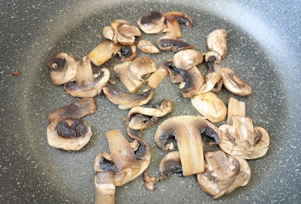 Фото шага рецепта Сырная лепешка с грибами 191304 шаг 9