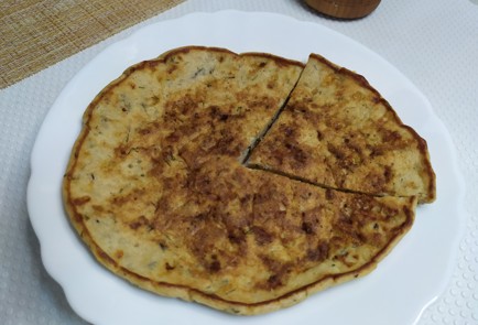 Фото шага рецепта Сырная лепешка с тунцом и зеленью 190192 шаг 10  