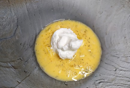 Фото шага рецепта Сырная лепешка с тунцом и зеленью 190192 шаг 2  