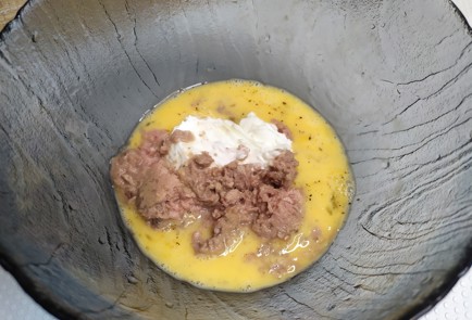 Фото шага рецепта Сырная лепешка с тунцом и зеленью 190192 шаг 3  