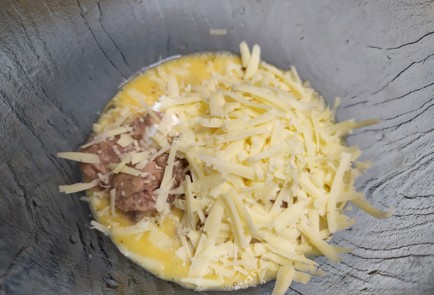 Фото шага рецепта Сырная лепешка с тунцом и зеленью 190192 шаг 4  