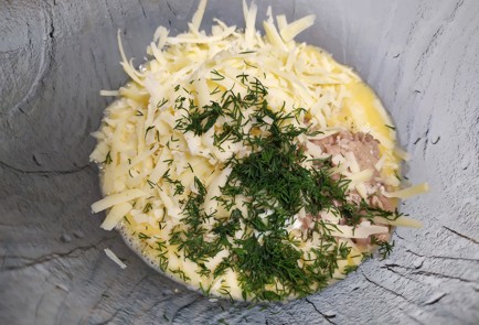 Фото шага рецепта Сырная лепешка с тунцом и зеленью 190192 шаг 6  