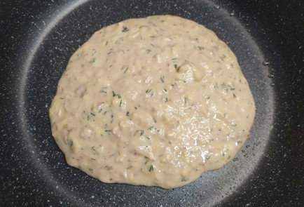 Фото шага рецепта Сырная лепешка с тунцом и зеленью 190192 шаг 8  