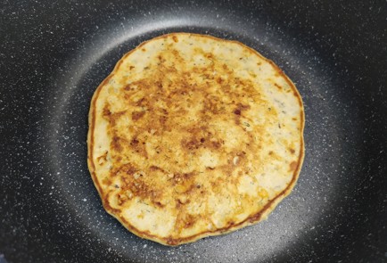 Фото шага рецепта Сырная лепешка с тунцом и зеленью 190192 шаг 9  