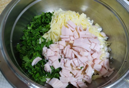 Фото шага рецепта Сырная лепешка с ветчиной 190644 шаг 4  