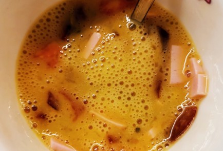 Фото шага рецепта Сырная лепешка с яичной начинкой 173418 шаг 3  