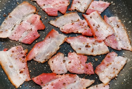 Фото шага рецепта Сырная лепешка с яйцом и беконом 153011 шаг 1  