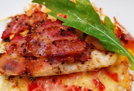 Фото шага рецепта Сырная лепешка с яйцом и беконом 153011 шаг 11  