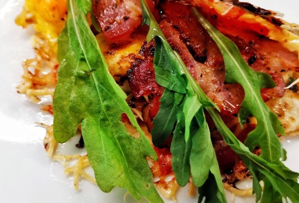 Фото шага рецепта Сырная лепешка с яйцом и беконом 153011 шаг 12  