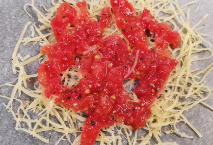 Фото шага рецепта Сырная лепешка с яйцом и беконом 153011 шаг 2  