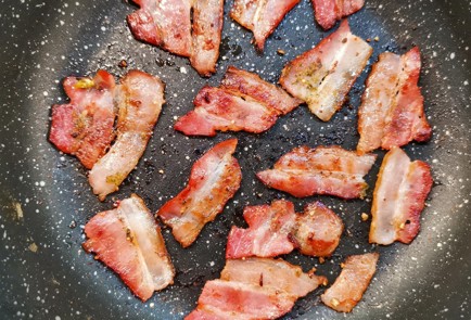 Фото шага рецепта Сырная лепешка с яйцом и беконом 153011 шаг 3  