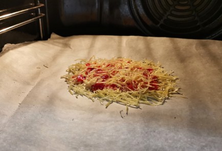 Фото шага рецепта Сырная лепешка с яйцом и беконом 153011 шаг 4  