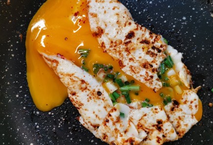 Фото шага рецепта Сырная лепешка с яйцом и беконом 153011 шаг 8  