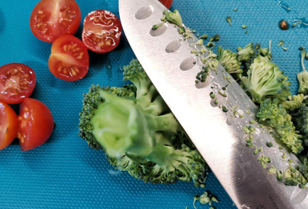 Фото шага рецепта Сырная яичница с брокколи 151955 шаг 1