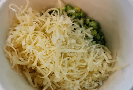 Фото шага рецепта Сырная яичница с брокколи 151955 шаг 6