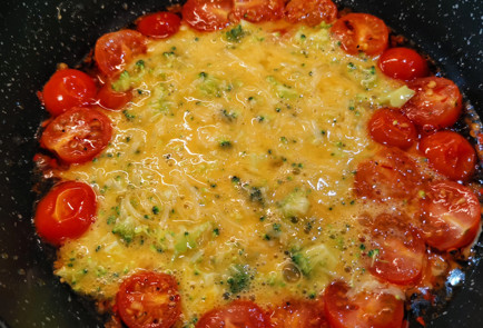 Фото шага рецепта Сырная яичница с брокколи 151955 шаг 7