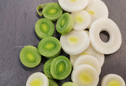 Фото шага рецепта Сырная яичница с лукомпореем 151682 шаг 1  