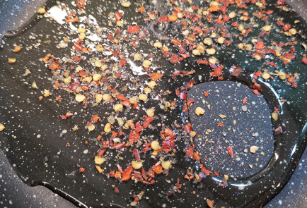 Фото шага рецепта Сырная яичница с лукомпореем 151682 шаг 2  