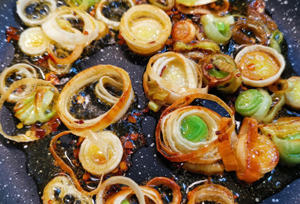 Фото шага рецепта Сырная яичница с лукомпореем 151682 шаг 3  