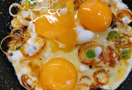 Фото шага рецепта Сырная яичница с лукомпореем 151682 шаг 4  