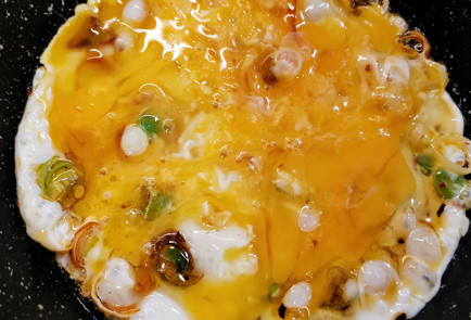 Фото шага рецепта Сырная яичница с лукомпореем 151682 шаг 5  