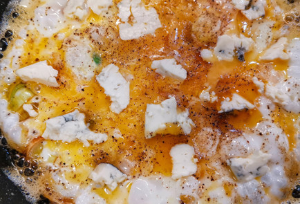 Фото шага рецепта Сырная яичница с лукомпореем 151682 шаг 8  