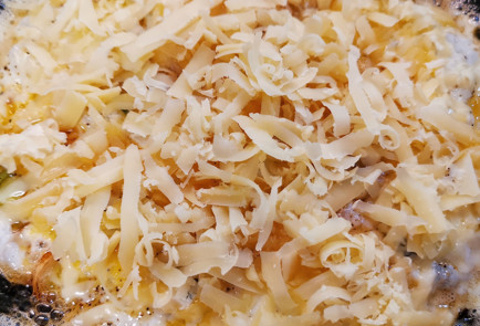 Фото шага рецепта Сырная яичница с лукомпореем 151682 шаг 9  