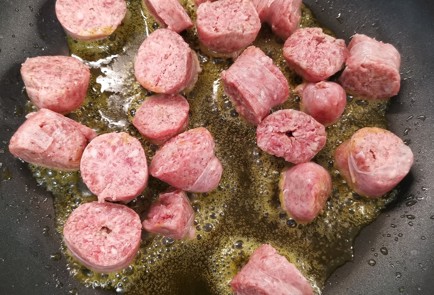 Фото шага рецепта Сырная яичница с мясными колбасками и оливками 152909 шаг 1  