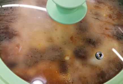 Фото шага рецепта Сырная яичница с мясными колбасками и оливками 152909 шаг 11  