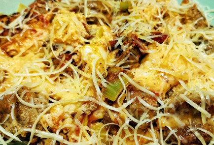 Фото шага рецепта Сырная яичница с мясными колбасками и оливками 152909 шаг 12  