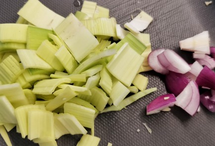 Фото шага рецепта Сырная яичница с мясными колбасками и оливками 152909 шаг 2  